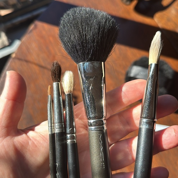 5 MAC brushes + 1 MAC body powder puffer + 2 SHU UEMURA + 1 Guerlains. 10 total - Picture 12 of 15